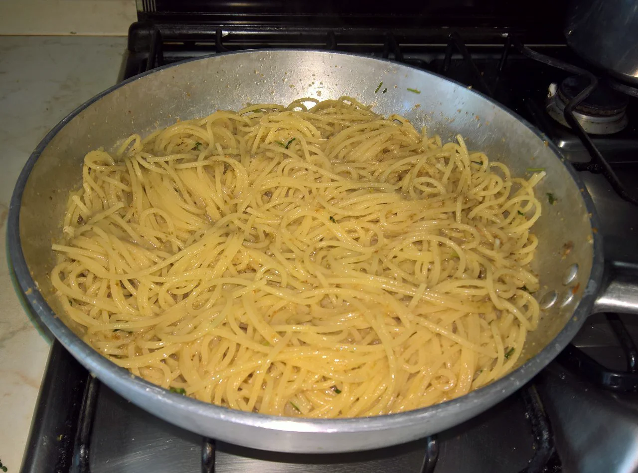 spaghetti del capitano acciughe e pangrattato spaghetti del capitano acciughe e pangrattato